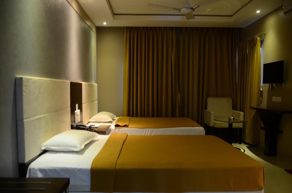 Hotel Blue Lagoon Daman Room photo